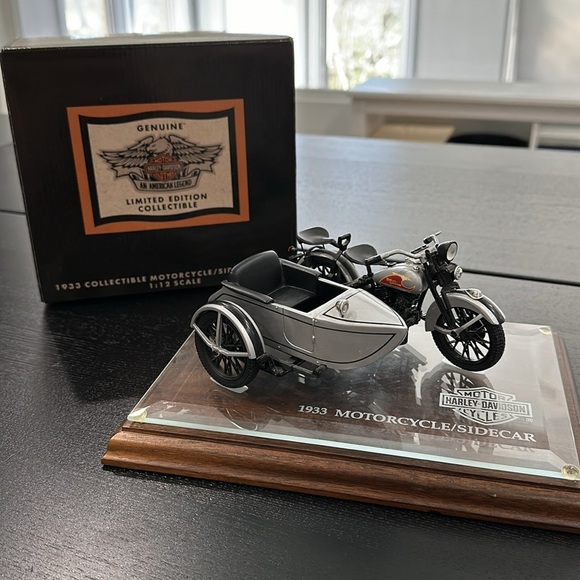 Harley-Davidson Rare Silver 1933 Motorcycle Sidecar Bank With Stand & Glass Base - Picture 1 of 13